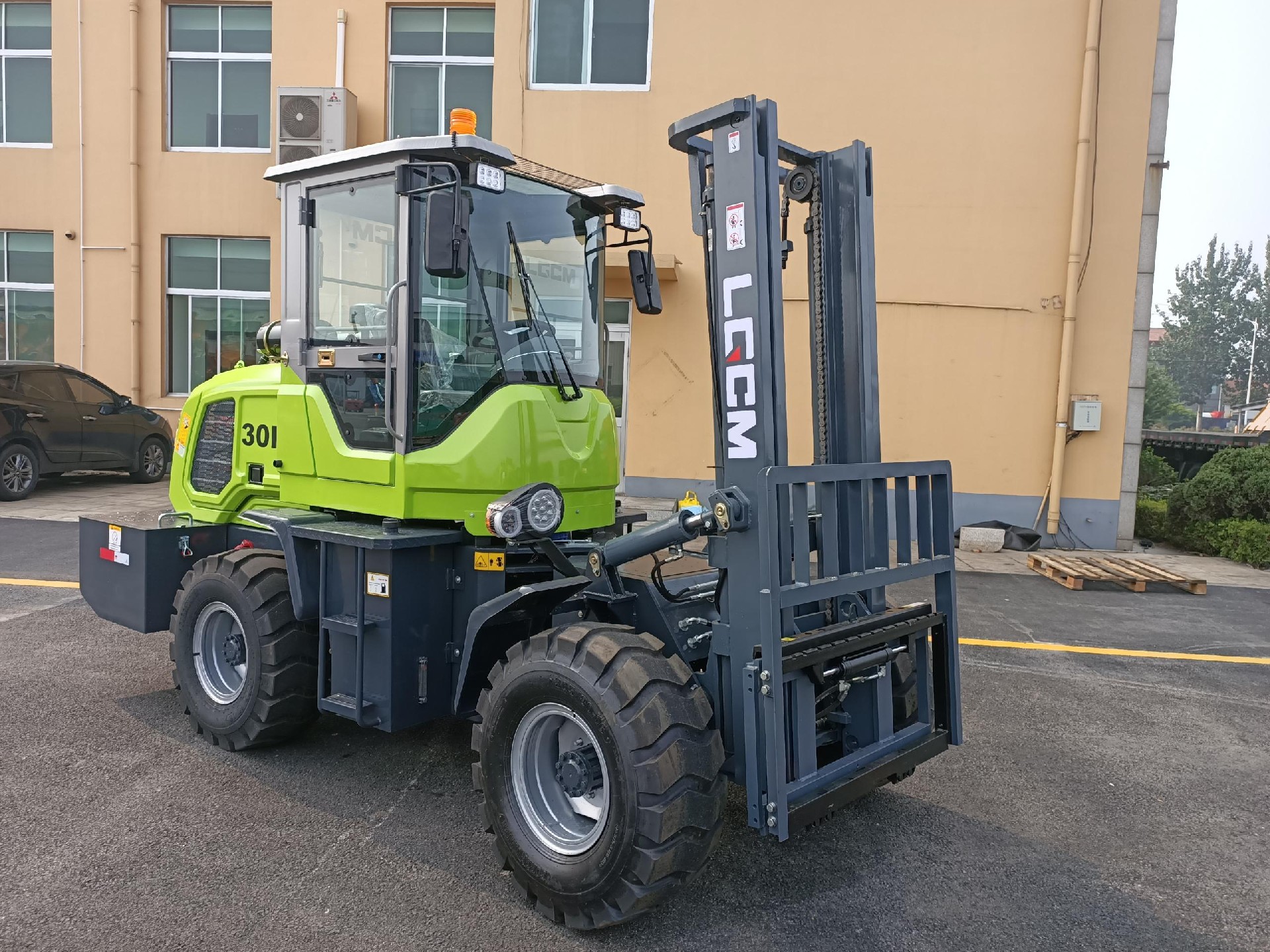 LC30F OFF-ROAD FORKLIFT