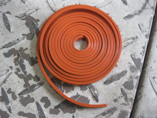 SP101366	D04-135-30A+A	Cylinder head cover sealing tape